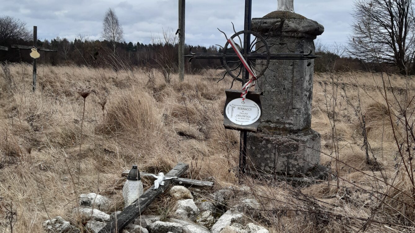 Pozostałości polskiego cmentarza w Hucie Pieniackiej, Autorstwa Lelek 2v - Praca własna, CC BY-SA 4.0