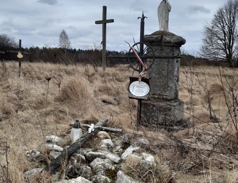 Pozostałości polskiego cmentarza w Hucie Pieniackiej, Autorstwa Lelek 2v - Praca własna, CC BY-SA 4.0