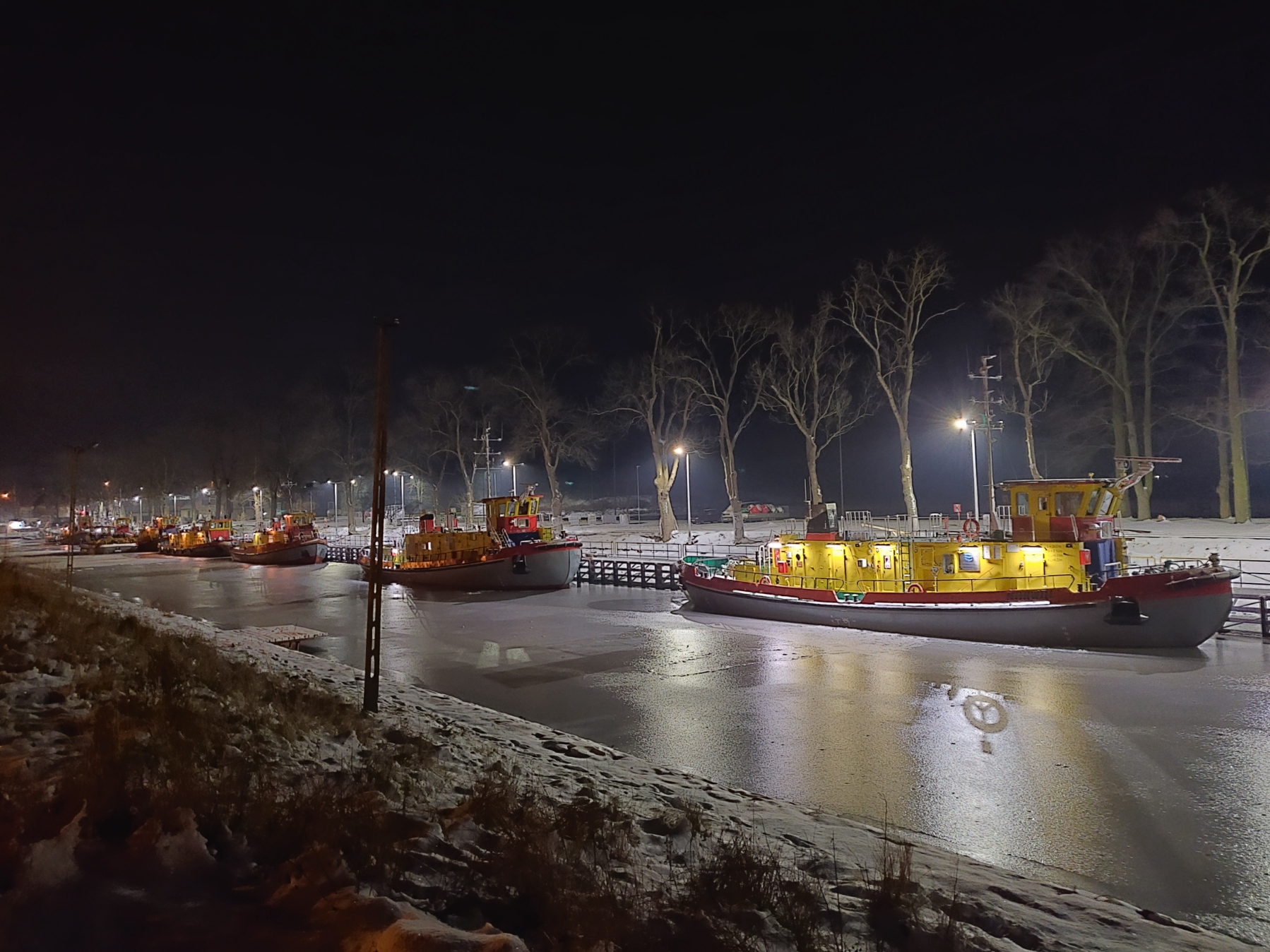 Lodołamacze rzeczne przy Śluzie w Przegalinie. Fot: Gler - Praca własna, CC BY-SA 4.0