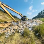 Funkcjonariusze CBŚP na terenie nielegalnego składowiska odpadów niebezpiecznych w żwirowni. CBŚP