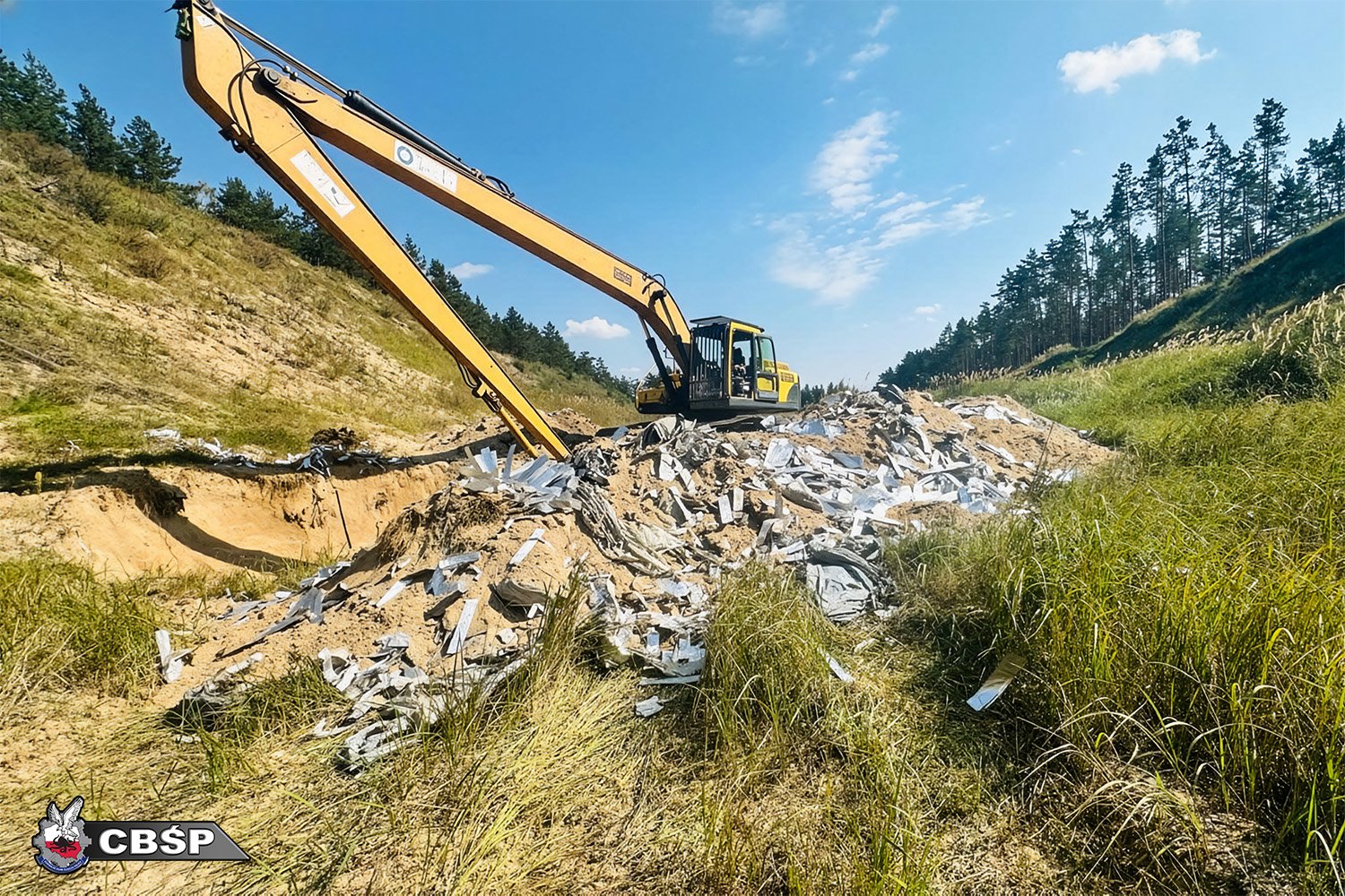 Funkcjonariusze CBŚP na terenie nielegalnego składowiska odpadów niebezpiecznych w żwirowni. CBŚP