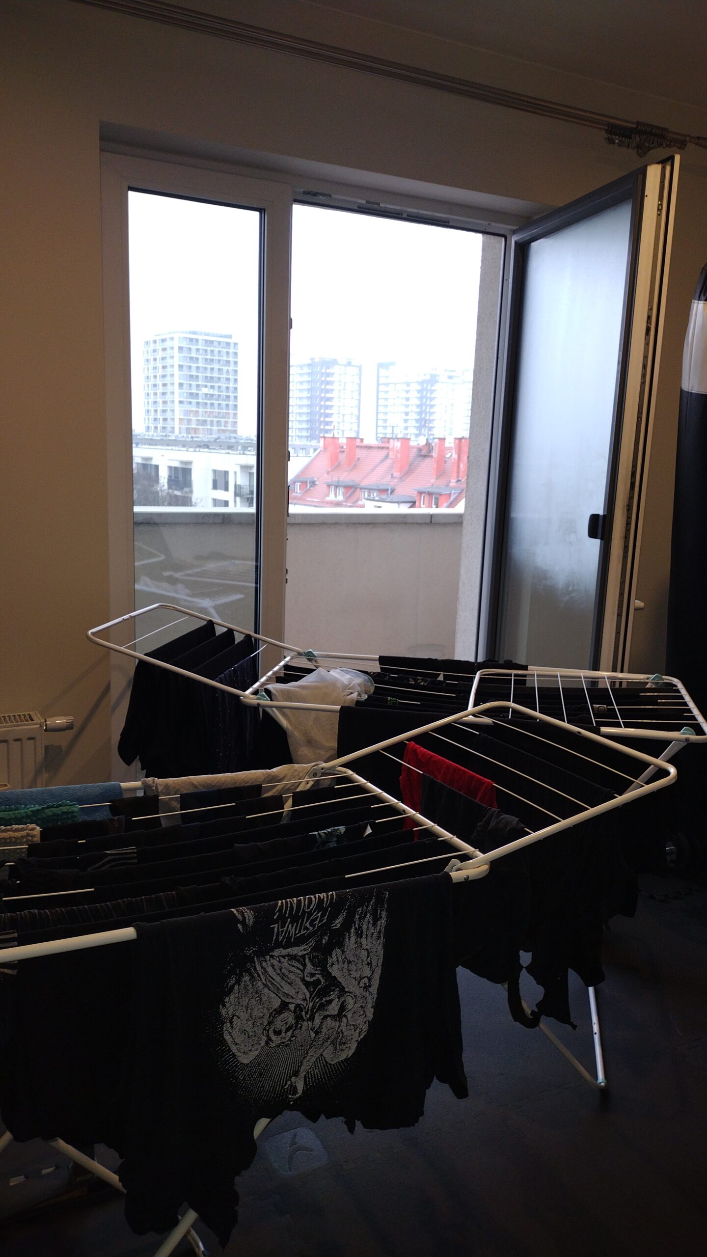 Mieszkańcy suszą ubrania w mieszkaniu. PINB zabronił korzystać z balkonów ze względów bezpieczeństwa. Fot: Rafał Bernasiński/Fakty Plus