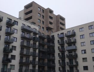 Budynek Dom Development z problematycznymi balkonami – decyzja PINB, Fot: Rafał Bernasiński/Fakty Plus