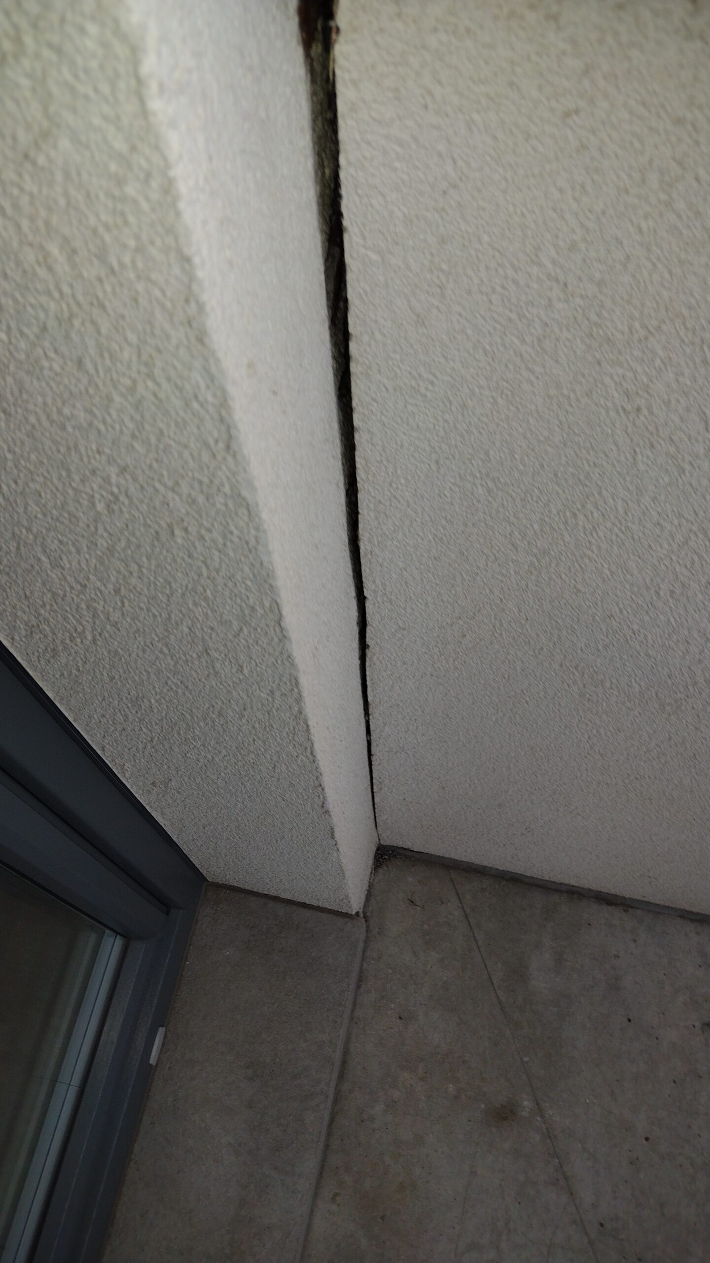 Opadające balkony przy ul. Pięknej we Wrocławiu. Budynek wybudowany przez Dom Development. Fot.: Rafał Bernasiński/Fakty Plus