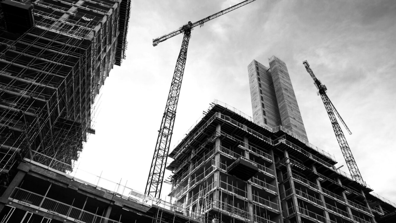 Budynek usługowy z biurami i apartamentami inwestycyjnymi we Wrocławiu – nowe przepisy 2026. fot: Ben Allan/unsplash