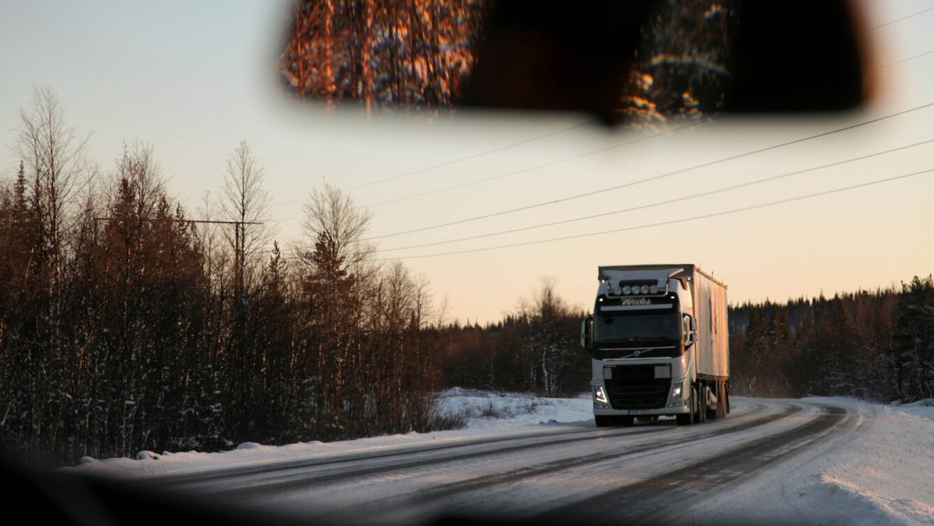 UE potrzebuje 500 tysięcy kierowców. fot: Roberto Hanas/Unsplash