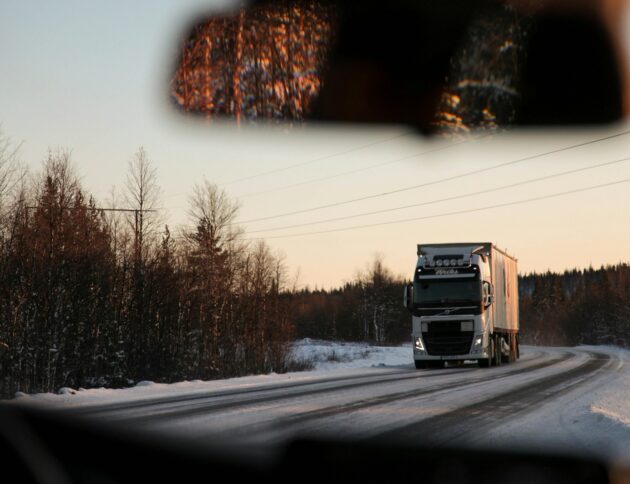 UE potrzebuje 500 tysięcy kierowców. fot: Roberto Hanas/Unsplash