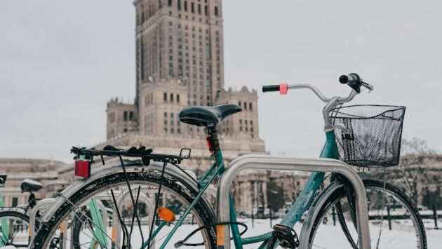 Czy właściciel posesji ma odśnieżać drogę dla rowerów? fot: Ammy Singh/ Unsplash