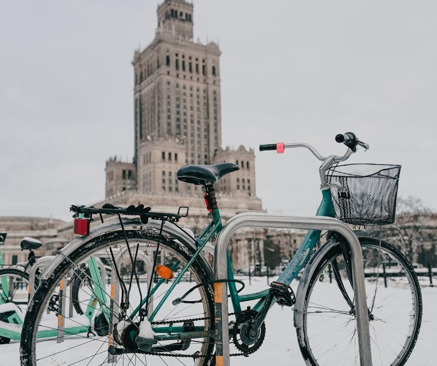 Czy właściciel posesji ma odśnieżać drogę dla rowerów? fot: Ammy Singh/ Unsplash