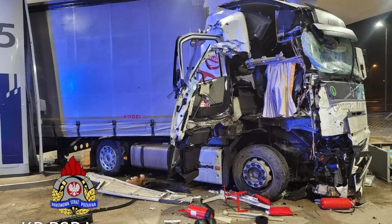 Gołoledź w Polsce. Ciężarówka staranowała stację paliw. źródło KP PSP Jawor