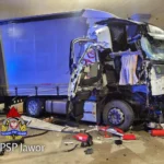 Gołoledź w Polsce. Ciężarówka staranowała stację paliw. źródło KP PSP Jawor