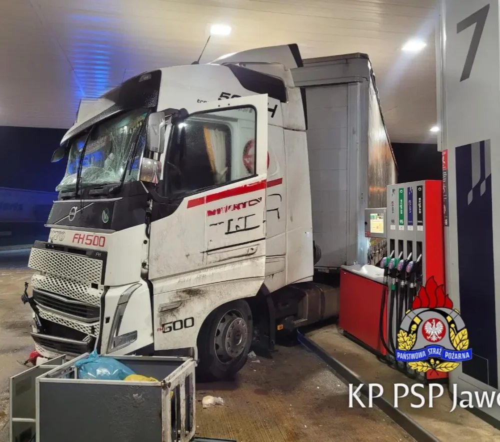 Gołoledź w Polsce. Ciężarówka staranowała stację paliw. źródło KP PSP Jawor