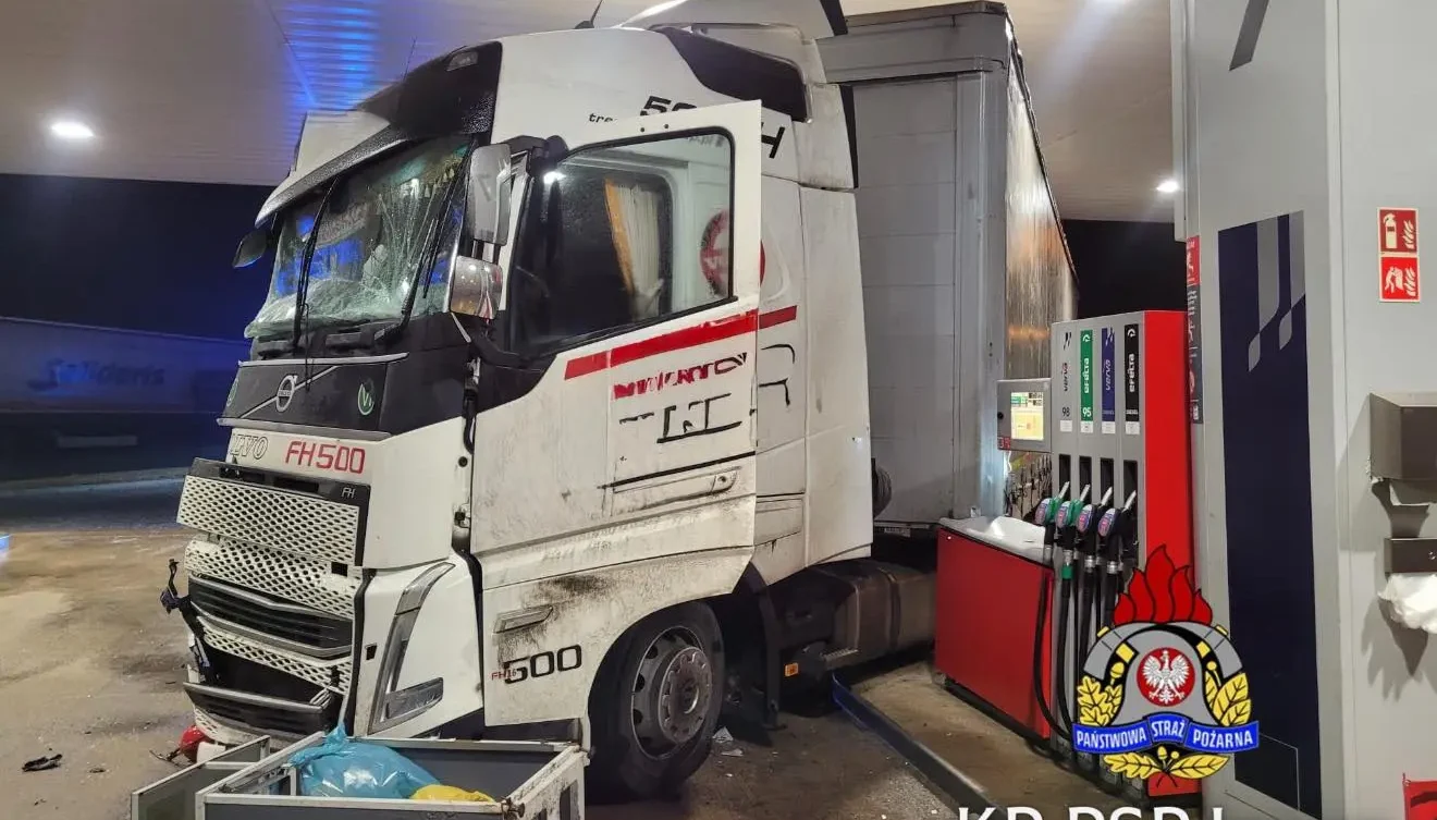 Gołoledź w Polsce. Ciężarówka staranowała stację paliw. źródło KP PSP Jawor