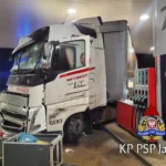 Gołoledź w Polsce. Ciężarówka staranowała stację paliw. źródło KP PSP Jawor
