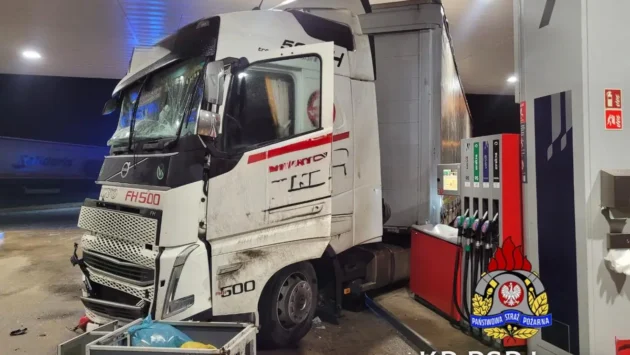 Gołoledź w Polsce. Ciężarówka staranowała stację paliw. źródło KP PSP Jawor