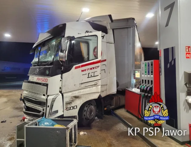 Gołoledź w Polsce. Ciężarówka staranowała stację paliw. źródło KP PSP Jawor