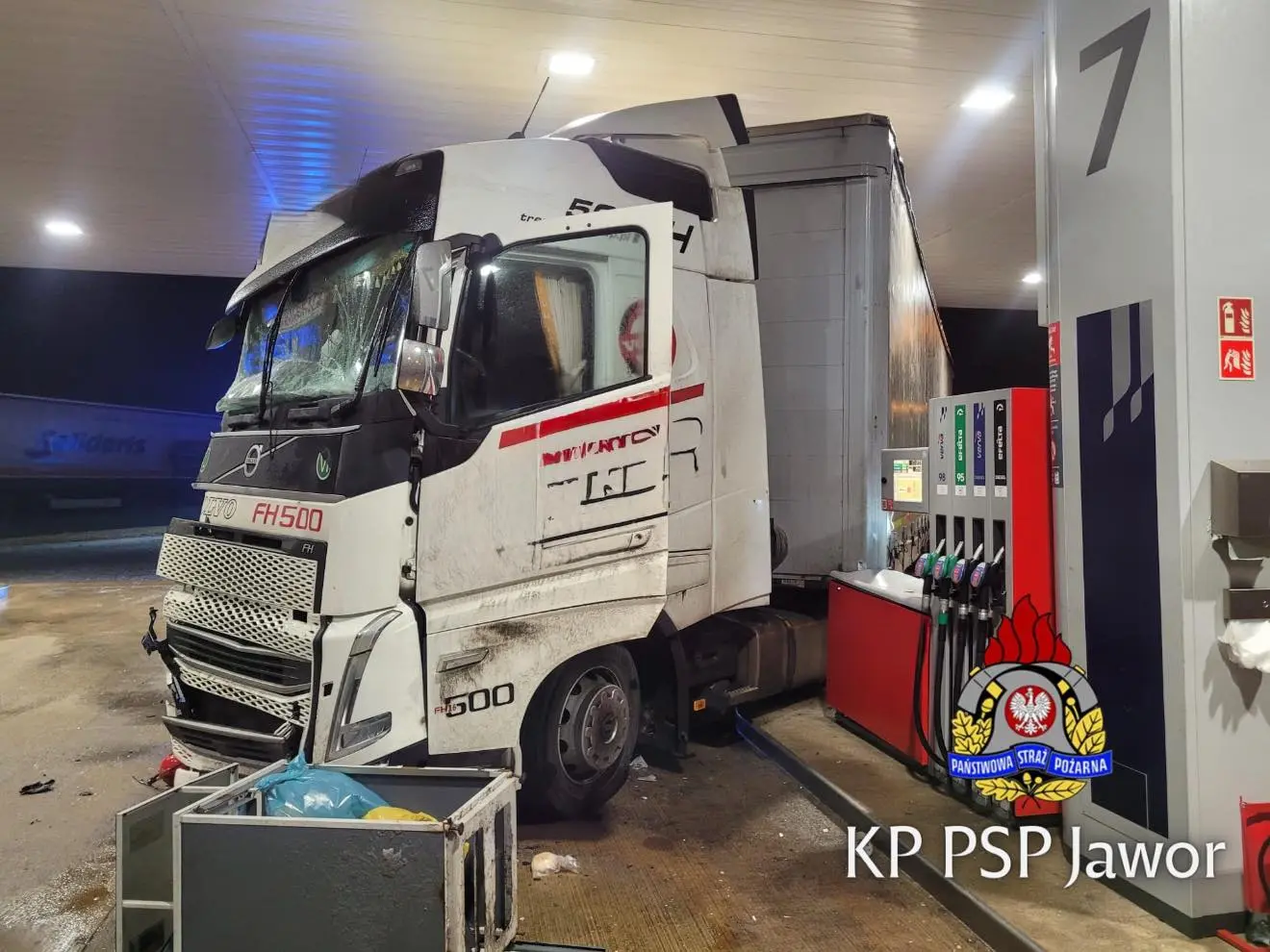 Gołoledź w Polsce. Ciężarówka staranowała stację paliw. źródło KP PSP Jawor