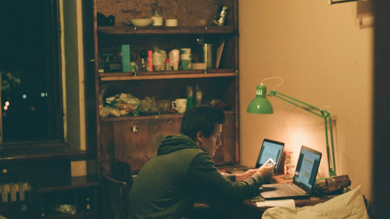 Czy na L4 można pracować?  Nowe zasady. fot: Max Shilov/ Unsplash