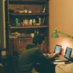 Czy na L4 można pracować? Nowe zasady. fot: Max Shilov/ Unsplash