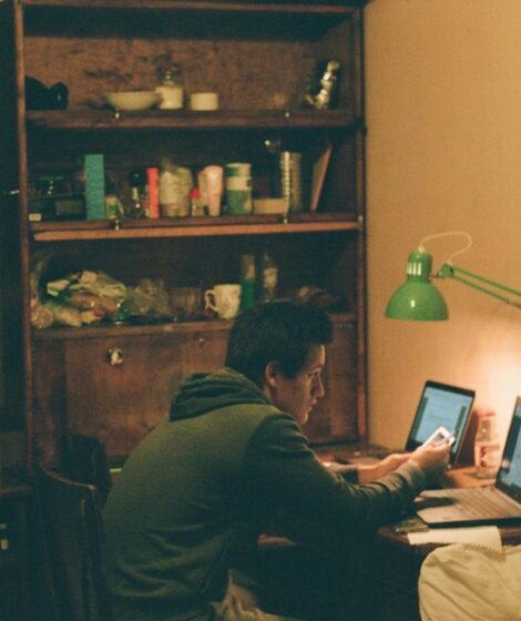 Czy na L4 można pracować? Nowe zasady. fot: Max Shilov/ Unsplash