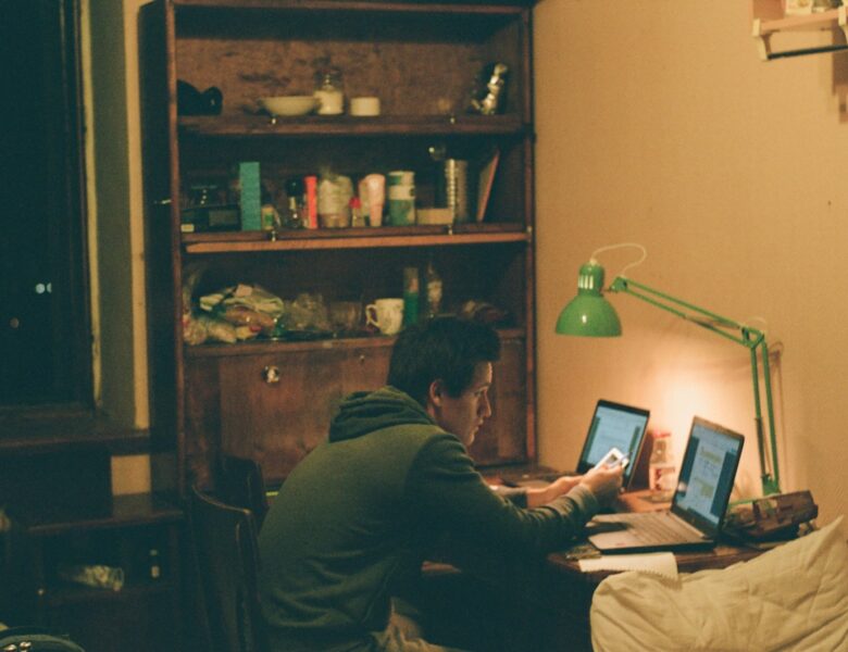 Czy na L4 można pracować? Nowe zasady. fot: Max Shilov/ Unsplash