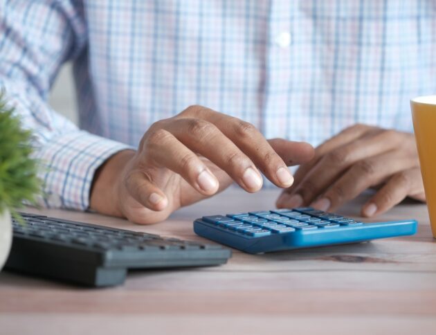 Przedsiębiorca liczący podatki. Towfiqu barbhuiya/Unsplash