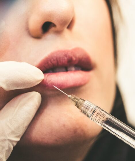 Ministerstwo Zdrowia wyjaśnia, kto ma prawo wykonywać zabiegi estetyczne. fot: Sam Moghadam/Unsplash