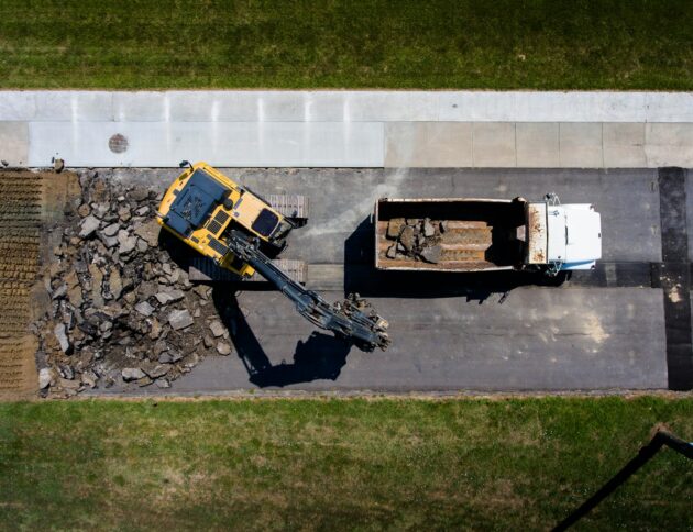 Budowa drogi lokalnej. fot: Brandon Mowinkel/ Unsplash