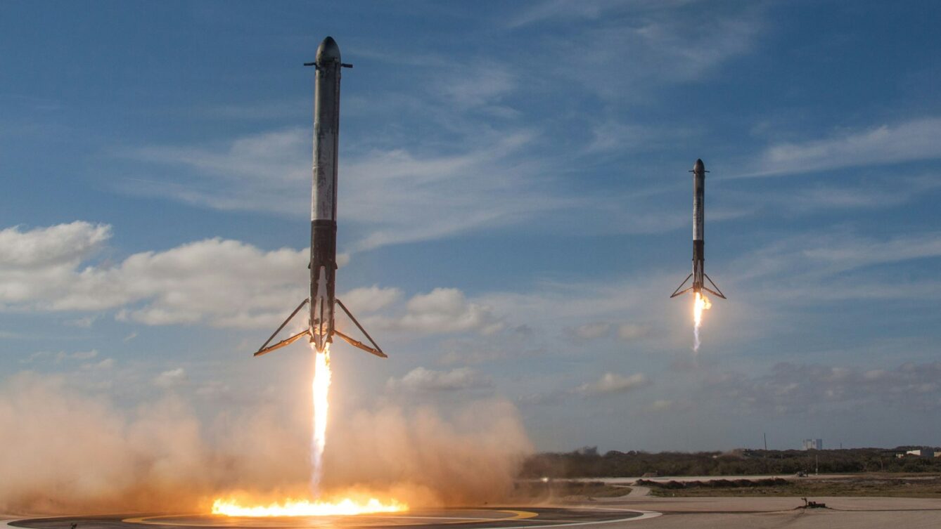 Dwie lądujące rakiety SpaceX. Źródło: SpaceX