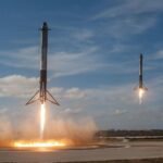 Dwie lądujące rakiety SpaceX. Źródło: SpaceX