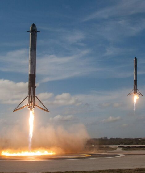 Dwie lądujące rakiety SpaceX. Źródło: SpaceX