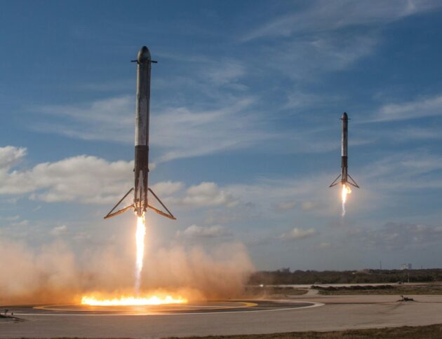 Dwie lądujące rakiety SpaceX. Źródło: SpaceX