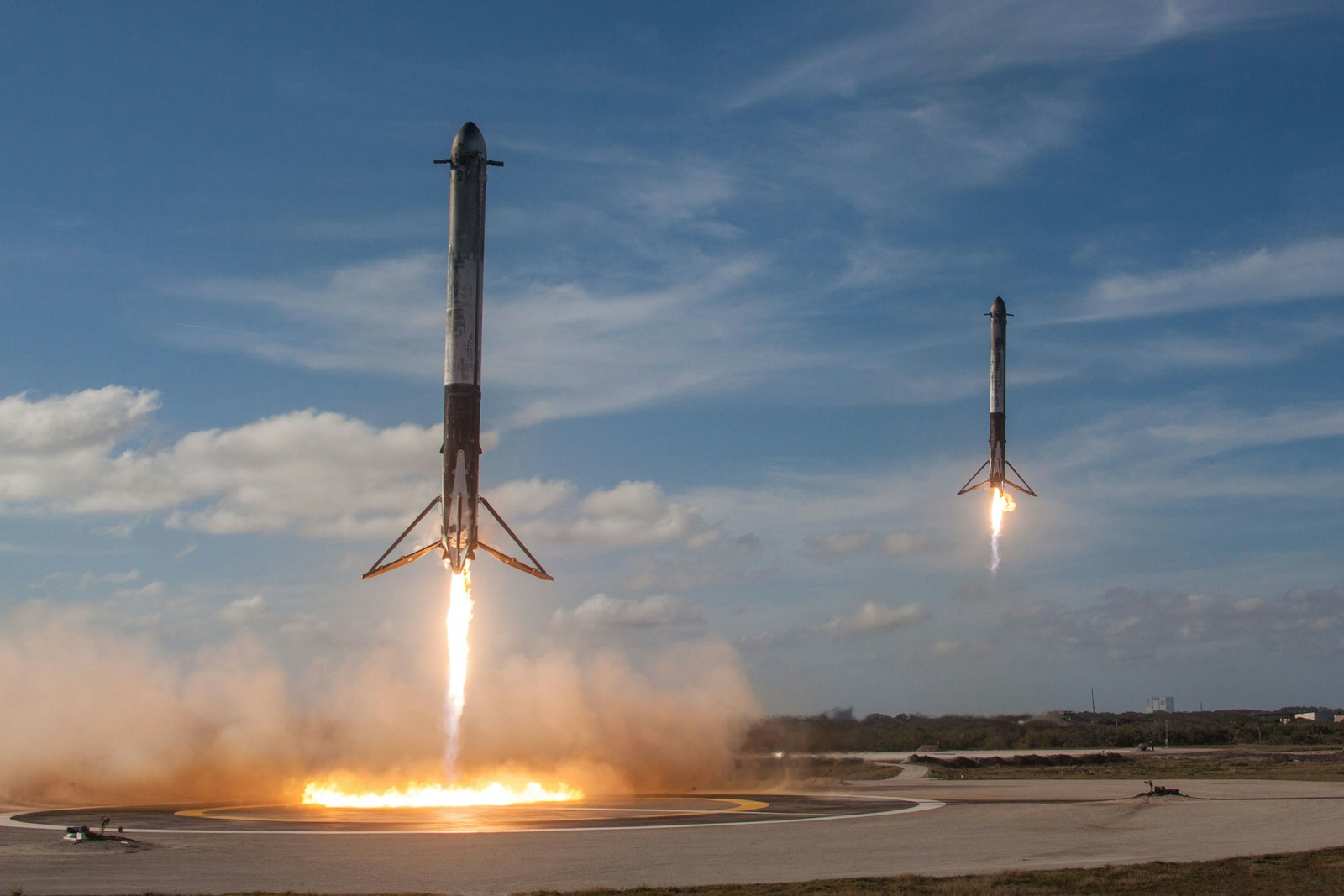 Dwie lądujące rakiety SpaceX. Źródło: SpaceX