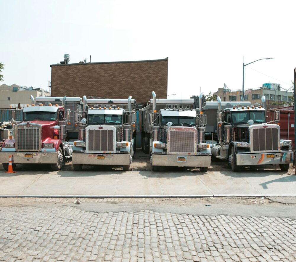 Ciężarówki Kenworth jeszcze trochę pojeżdżą po drogach USA. fot: Christian Lendl/ Unsplash