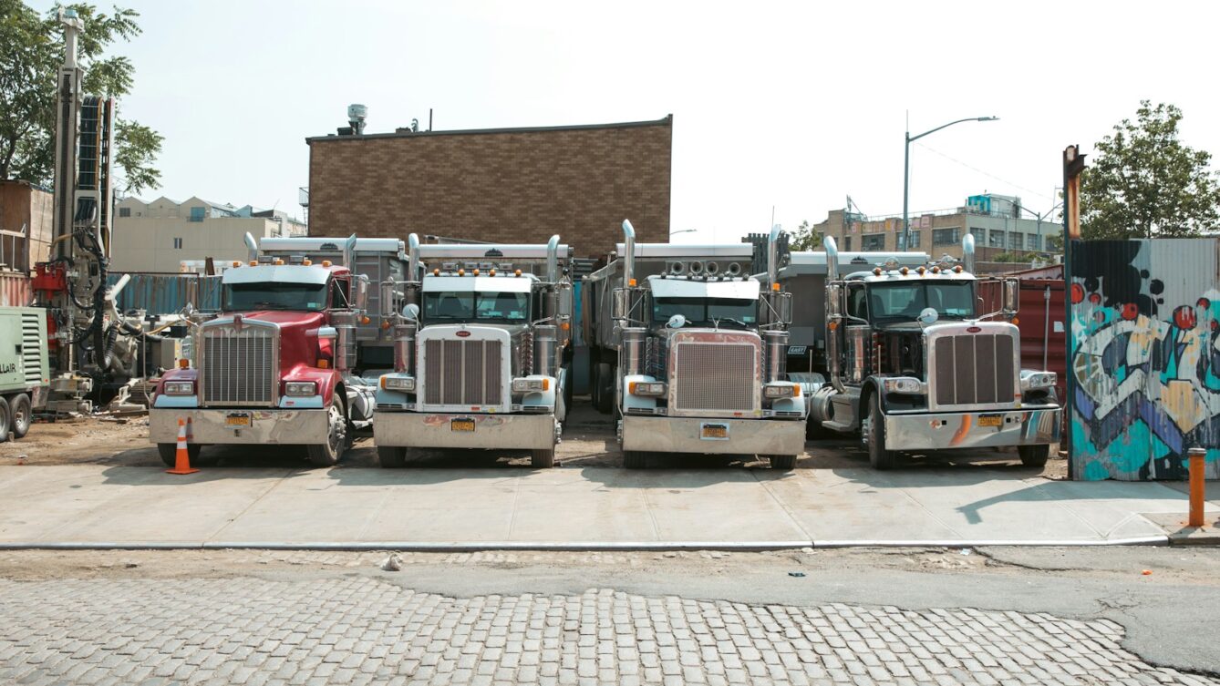 Ciężarówki Kenworth jeszcze trochę pojeżdżą po drogach USA. fot: Christian Lendl/ Unsplash