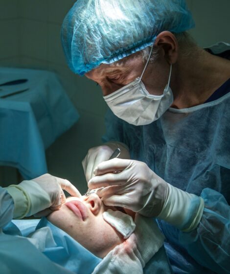 Dr Anthony Berlet ratuje ofiary spartaczonych zabiegów. fot: Olga Guryanova/Unsplash