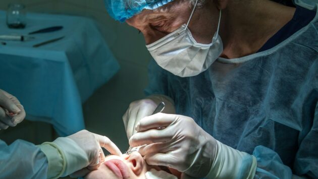 Dr Anthony Berlet ratuje ofiary spartaczonych zabiegów. fot: Olga Guryanova/Unsplash