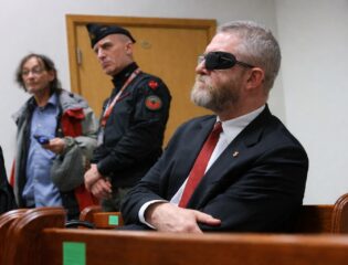Grzegorz Braun w sądzie. fot: Ośrodek Monitorowania Zachowań Rasistowskich i Ksenofobicznych na FB