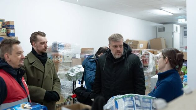 Adrian Zandberg przeprowadził kontrolę poselską w sklepie Dino w Sochaczewie. Termometr pokazał zaledwie 8 stopni Celsjusza. fot. Zandberg/FB