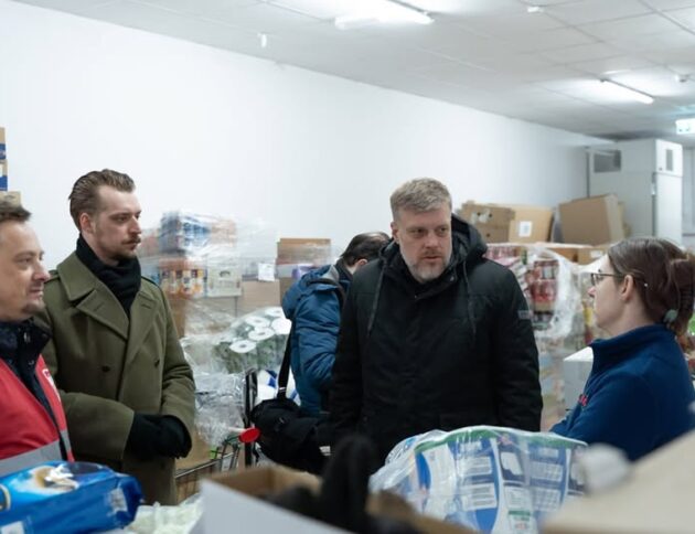 Adrian Zandberg przeprowadził kontrolę poselską w sklepie Dino w Sochaczewie. Termometr pokazał zaledwie 8 stopni Celsjusza. fot. Zandberg/FB