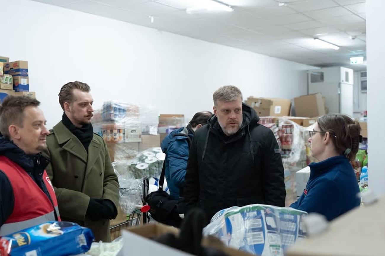 Adrian Zandberg przeprowadził kontrolę poselską w sklepie Dino w Sochaczewie. Termometr pokazał zaledwie 8 stopni Celsjusza. fot. Zandberg/FB