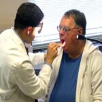 Sezon grypowy 2025-2026 w Polsce zbiera tragiczne żniwo. Na zdjęciu badanie lekarskie pacjenta. Openverse