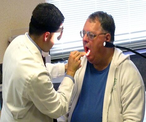 Sezon grypowy 2025-2026 w Polsce zbiera tragiczne żniwo. Na zdjęciu badanie lekarskie pacjenta. Openverse