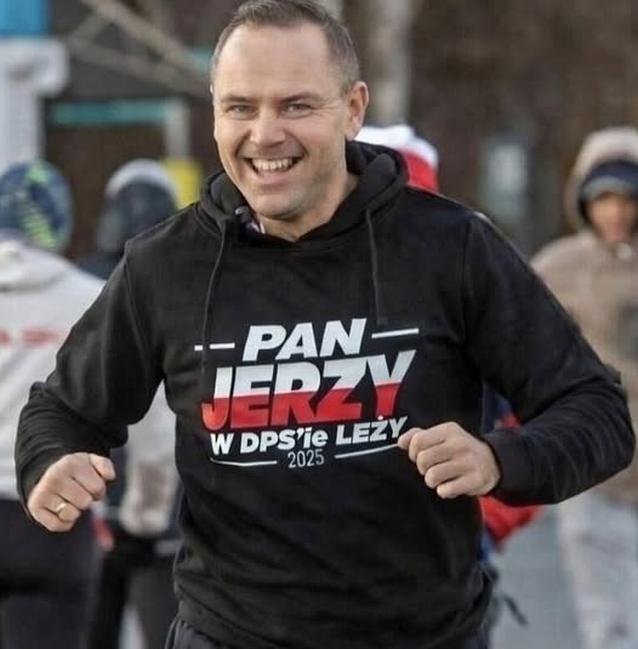 profil SokzBuraka na FB szydzi z Karola Nawrockiego za reklamę firmy jego siostry.