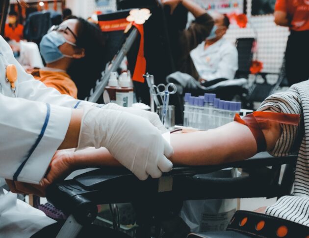 Centrum poboru osocza CSL Plasma w USA - kolejka dawców klasy średniej. fot: Nguyễn Hiệp/ Unsplash