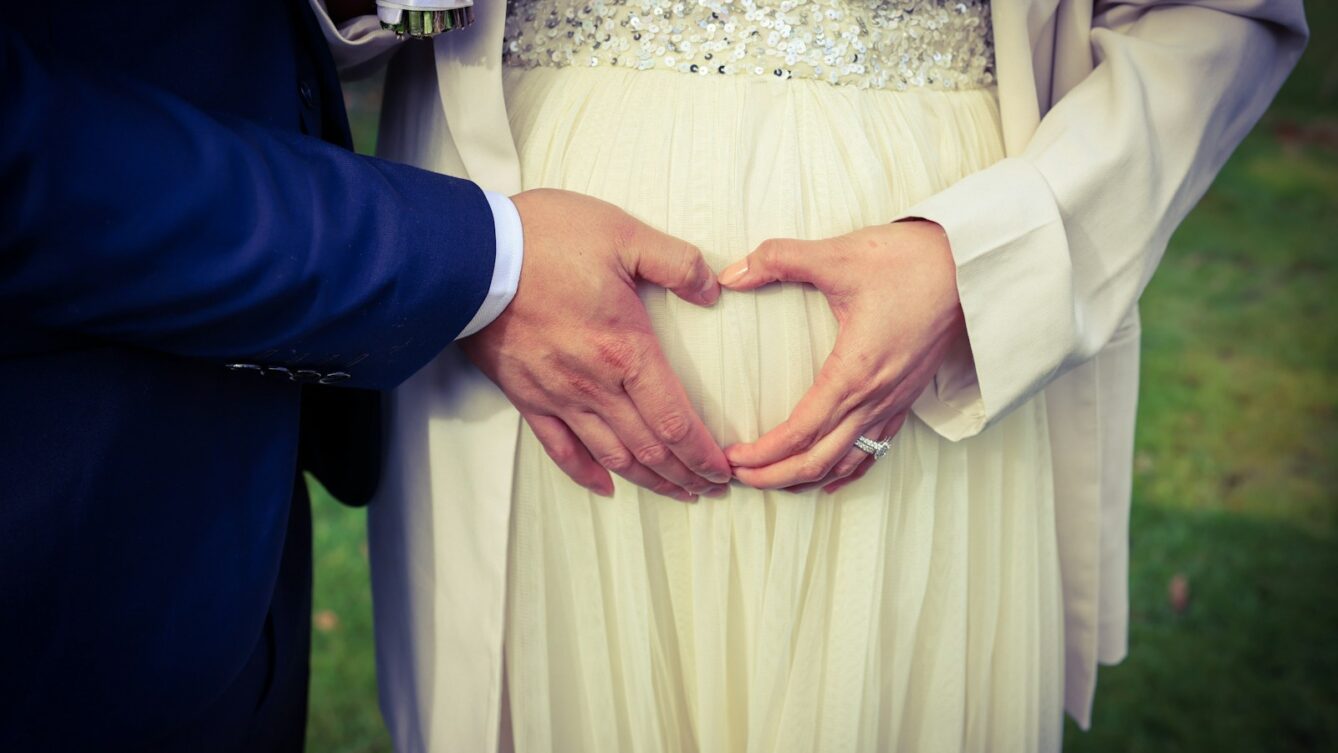 ZUS zakwestionował prawo do zasiłku ciężarnej kobiety, która wzięła ślub. fot: Gabriel Lenca/Unsplash