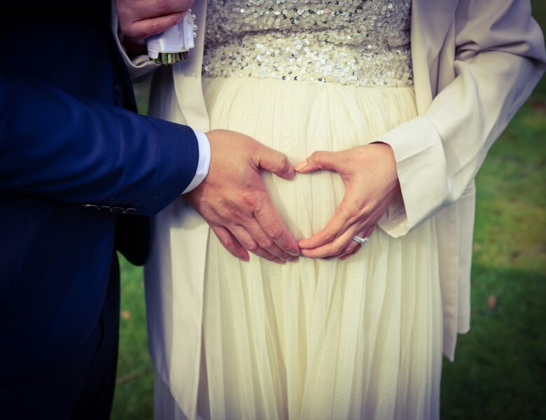 ZUS zakwestionował prawo do zasiłku ciężarnej kobiety, która wzięła ślub. fot: Gabriel Lenca/Unsplash