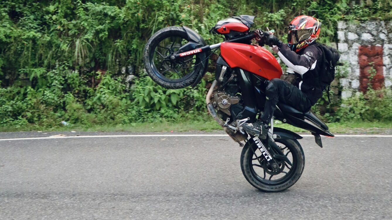 Jazda na jednym kole jest srogo ścigana przez Policję. fot: Dilip Poddar/Unsplash