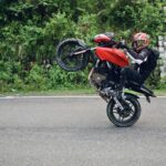 Jazda na jednym kole jest srogo ścigana przez Policję. fot: Dilip Poddar/Unsplash