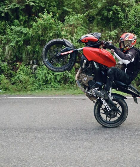 Jazda na jednym kole jest srogo ścigana przez Policję. fot: Dilip Poddar/Unsplash